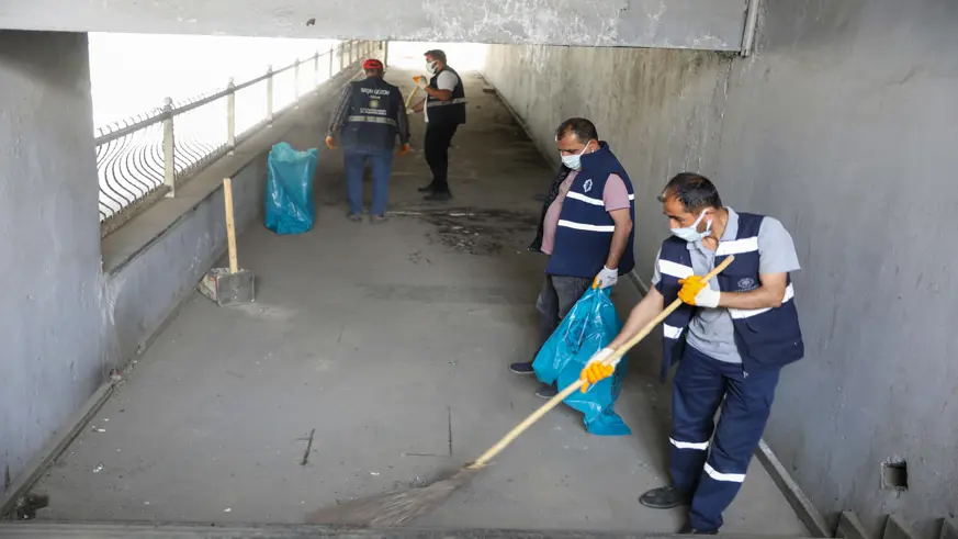 Ofis altgeçit yılların pisliğinden temizlendi