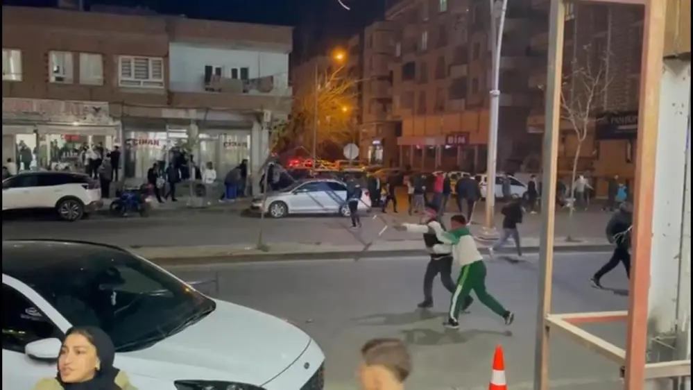 Batman'da gerginlik! Polise taşlı saldırı