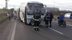 Polis aracı ile servis minübüsü çarpıştı; yaralılar var 