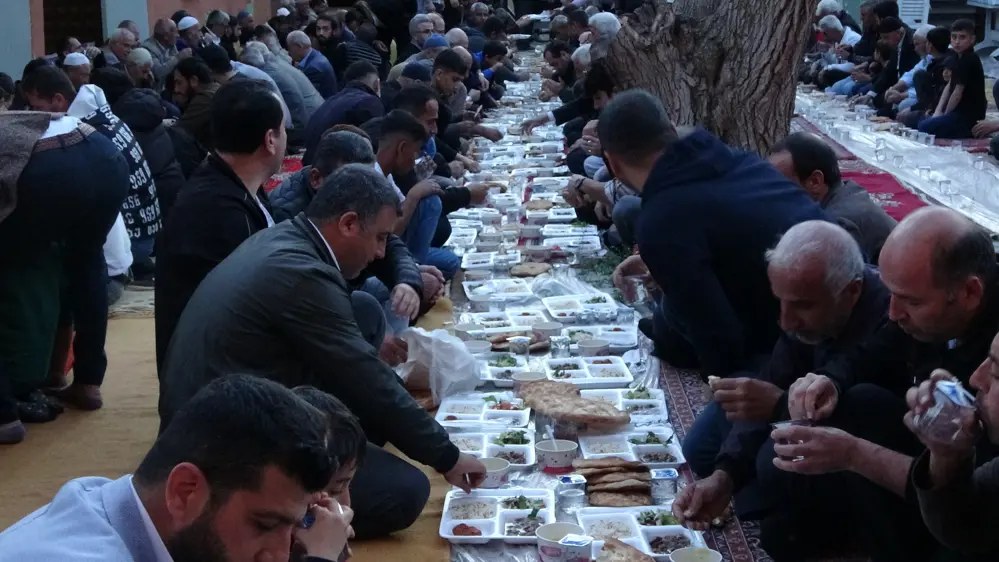 Diyarbakır’da medrese öğrencileri iftarda bir araya geldi