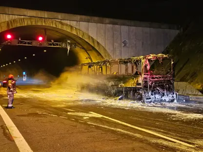 Yolculu otobüsü tünel girişinde yandı