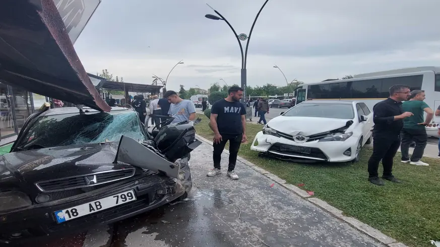 Konrolden çıkan kamyonet önüne ne çıkarsa çarptı, ortalık savaş alanına döndü