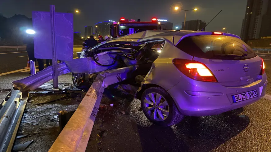 Otomobil bariyerlere ok gibi saplandı: 1 ölü, 1 ağır yaralı