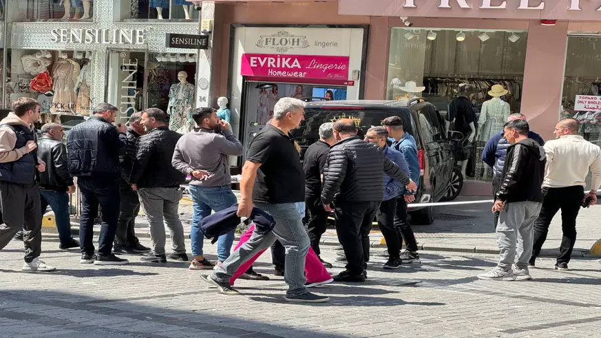 Fatih'te kontrolden çıkan minibüsün aydınlatma direğine çarptığı anlar güvenlik kamerasında