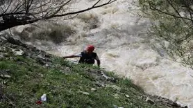 Hakkari-Van kara yolunda köprüden dereye düşen küreme aracındaki 2 kişi yaralandı