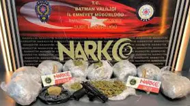 Batman'da polisten kaçan sürücünün aracından attığı torbalardan 8 kilo 100 gram skunk çıktı