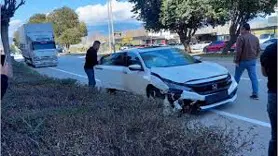 Ehliyetsiz sürücünün kullandığı motosikletle otomobil çarpıştı: 3 yaralı