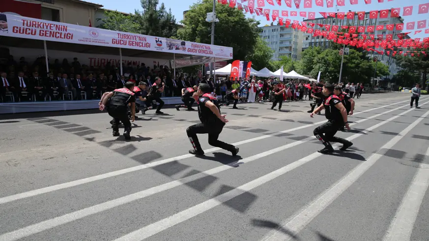 Diyarbakır’da yunus timleri 19 Mayıs coşkusunu zeybek oynayarak yaşadı