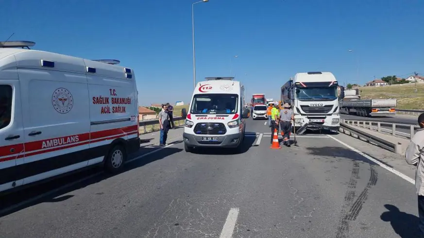 Tırdan dökülen malzeme zincirlemeye kazaya neden oldu, çok sayıda yaralı var 