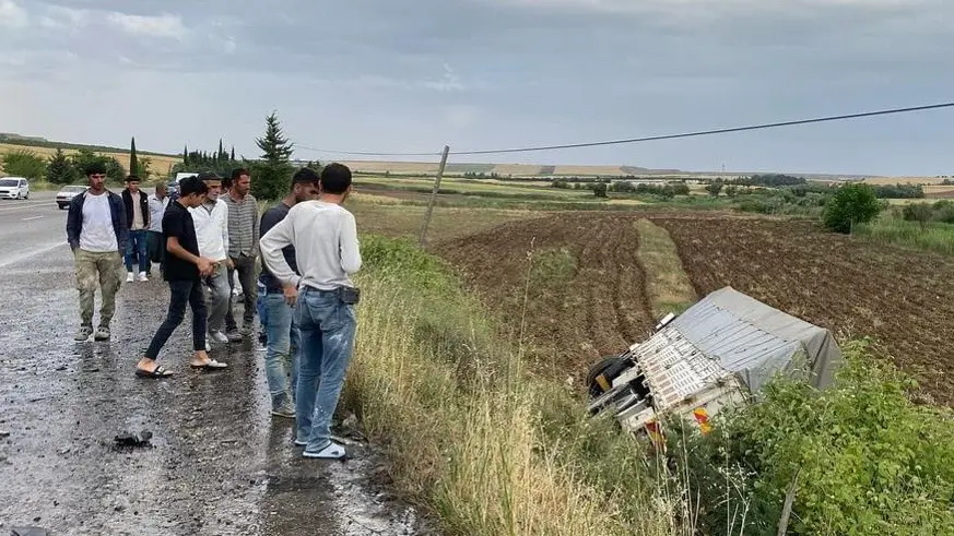 Kamyonun çarptığı traktör ikiye bölündü: 2 yaralı