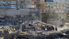 Ağır hasarlı bina yıkım esnasında çöktü; o anlar vatandaş kameralarına yansıdı 