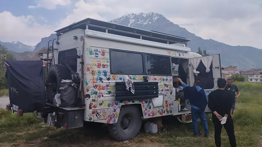  Alman turistler “El Ele” sloganıyla Hakkari’ye geldi