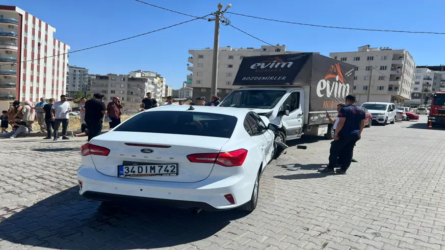 Mardin’de otomobil ile kamyonet çarpıştı: 3 yaralı