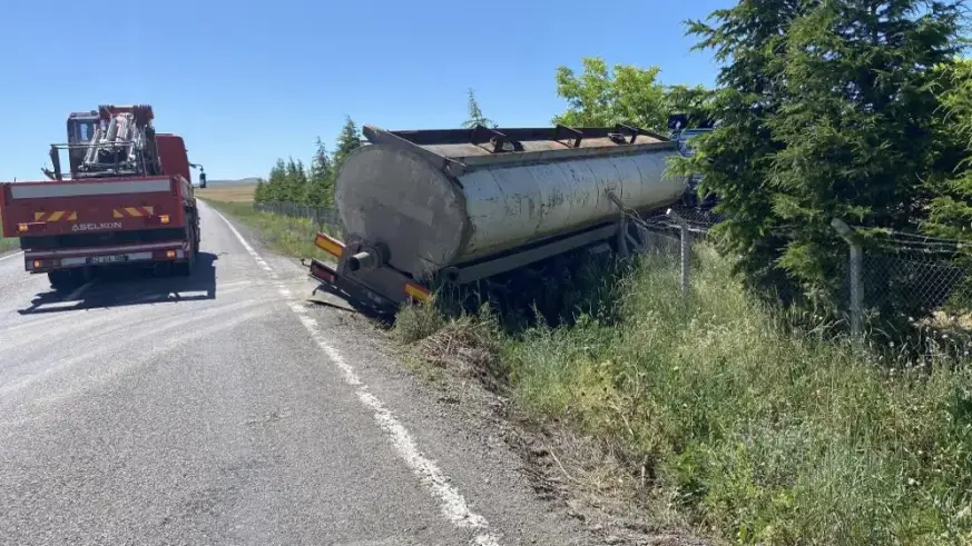 Kulu’da kontrolden çıkan tır şarampole indi