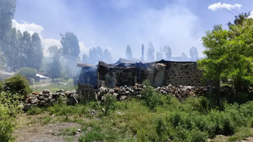 Kars'ta bir ev ile 3 ahır ve samanlık yandı