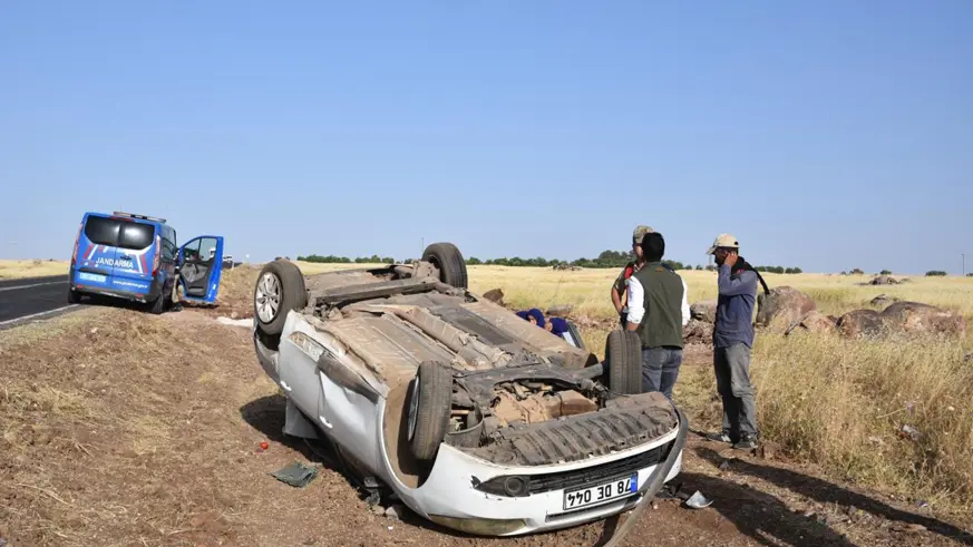 Şanlıurfa'da şarampole devrilen otomobildeki 2 kişi yaralandı