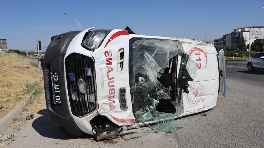 Son dakika! Elazığ'da ambulans takla attı: 5 yaralı