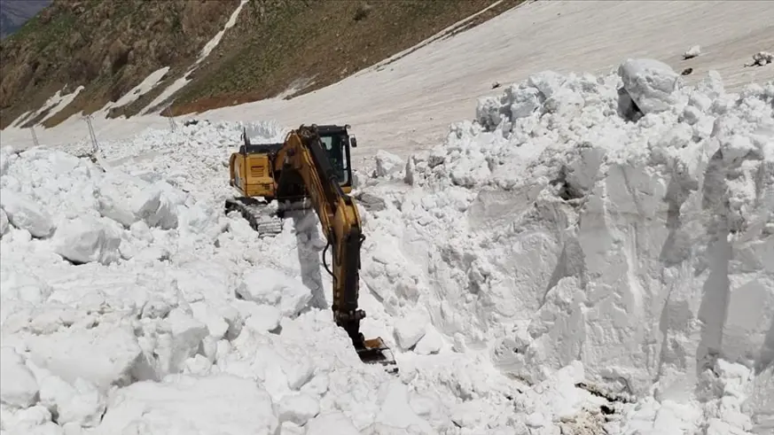 Hakkari'de ekiplerin karla mücadelesi sürüyor