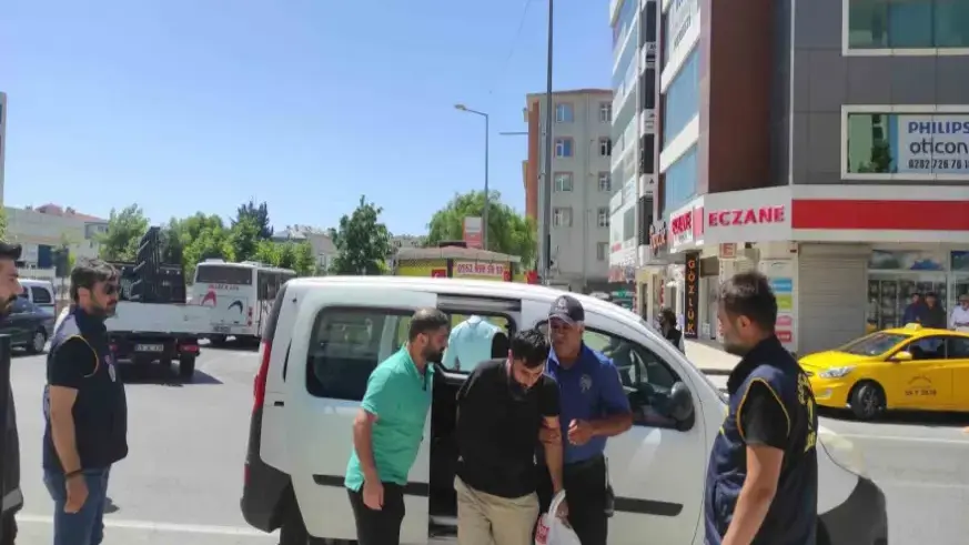 Bebeği cami önüne bırakan vicdansızlar yakalandı