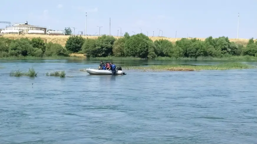 Dicle Nehri'ndeki adacıkta mahsur kalan aile kurtarıldı