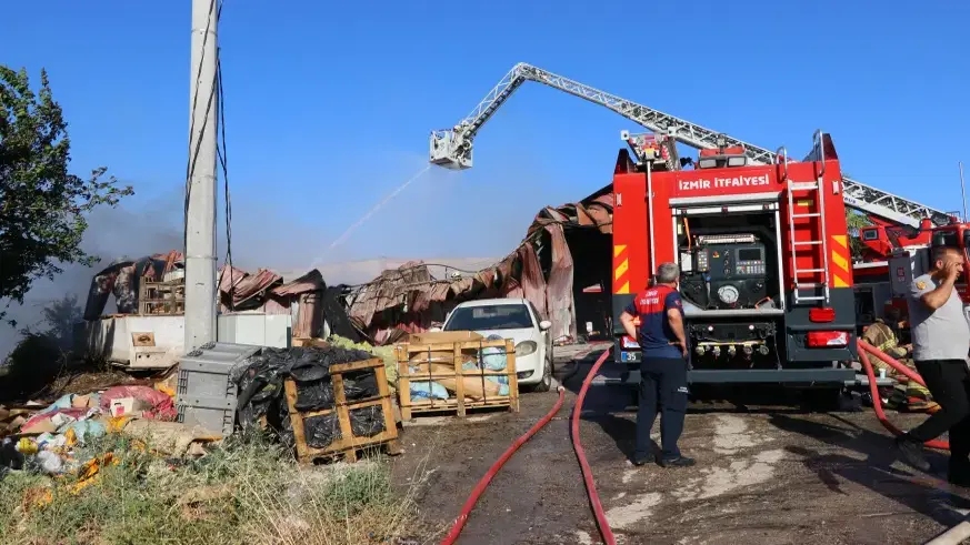 İzmir'de sandalye fabrikasında çıkan yangın kontrol altına alındı