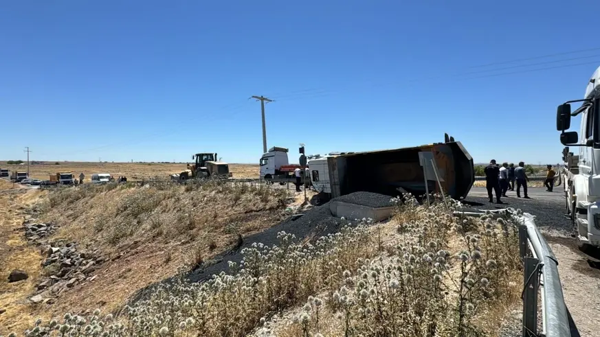 Diyarbakır'da iki kamyonun çarpıştığı kazada, 2 kişi yaralandı