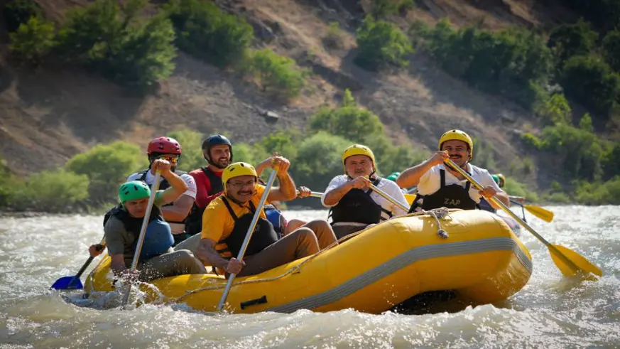 Hakkari Valisi, Zap Suyu'nda gençlerle rafting yaptı