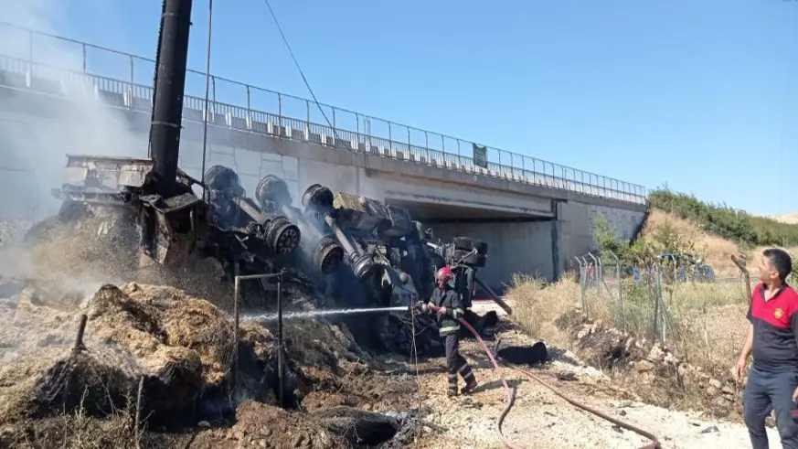 Şanlıurfa'da devrilen saman yüklü tır alev alev yandı