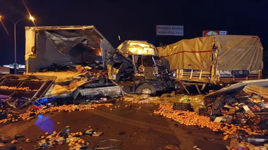 Yolcu otobüsü ile tırın çarpıştığı kazada 14 kişi yaralandı