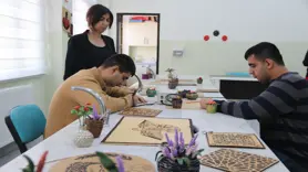 Diyarbakır'da özel öğrencilerin el sanatlarıyla yaptığı ürünler gelire dönüşüyor