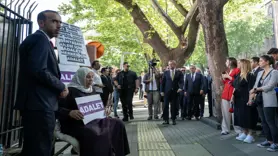 CHP Genel Başkanı Özgür Özel ve CHP Diyarbakır Milletvekili Sezgin Tanrıkulu gözü yaşlı anneyi unutmadı 