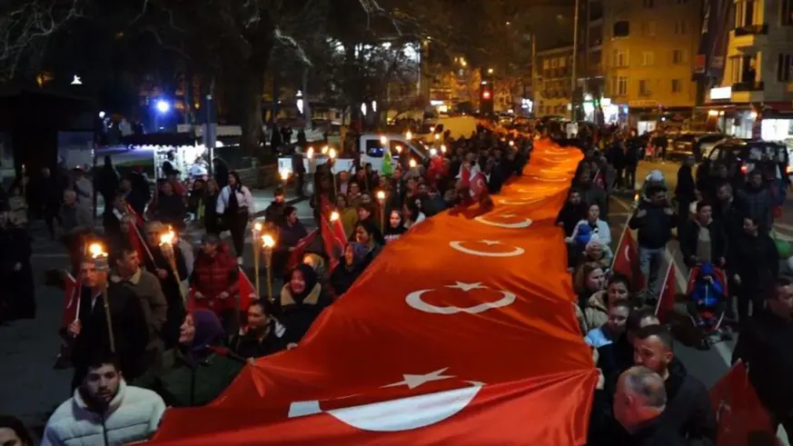 İstanbul’da 15 Temmuz için köprülere Türk bayrağı asıldı