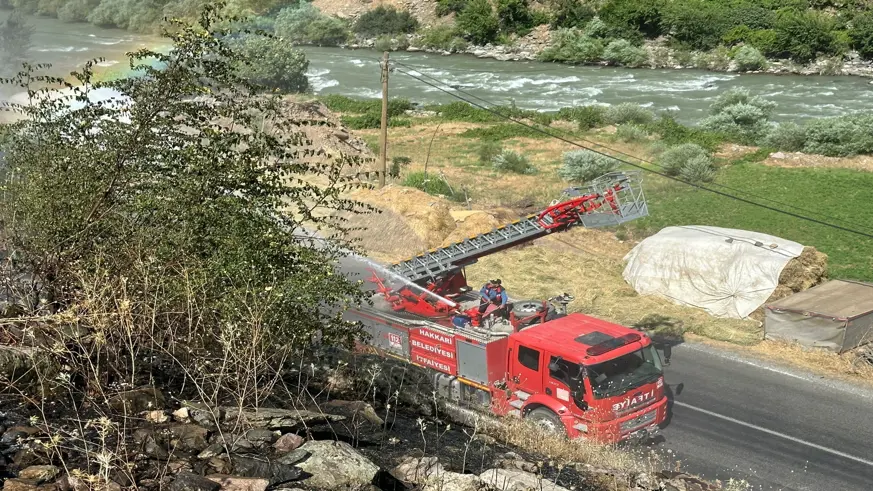 Hakkari-Van kara yolu yakınında anız yangını