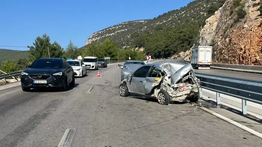 Antalya'da üç aracın karıştığı kazada 1 kişi öldü, 1 kişi yaralandı