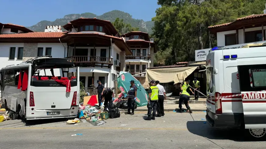 Freni patlayan tur midibüsü 3 aracı biçti: 1ölü