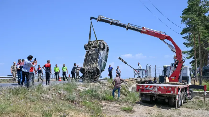 Van'da araç sulama kanalına düştü: Baba oğul öldü