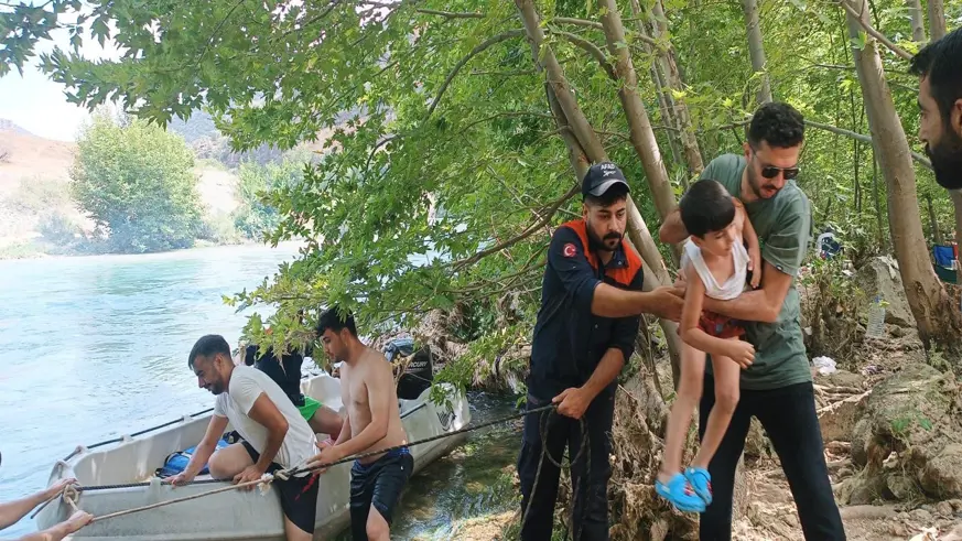  Dicle Nehri’nde mahsur kalan 10 kişilik aile kurtarıldı