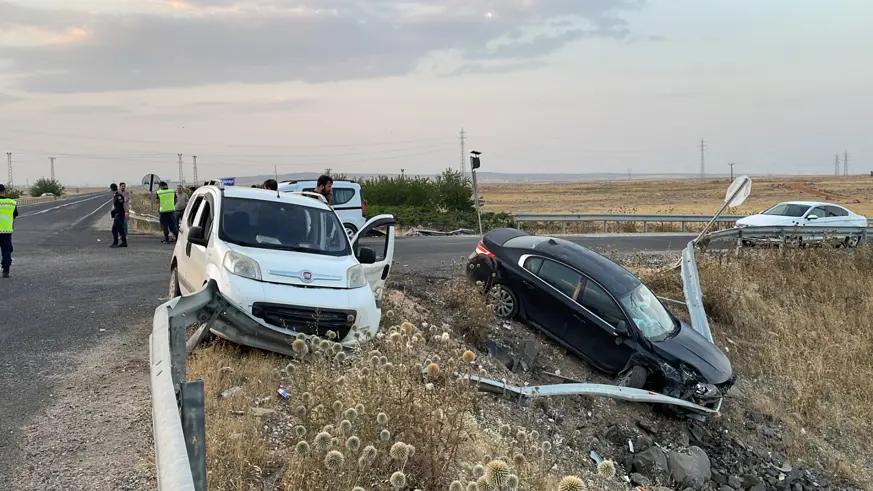 (Video) Diyarbakır'da otomobiller kafa kafaya daldı; 4 yaralı