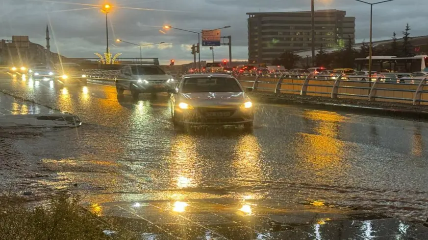 Erzurum'da şiddetli sağanak taşkına neden oldu