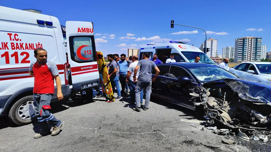 Diyarbakır'da tır ile çarpışan otomobildeki 2 kişi yaralandı