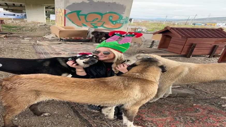 İstanbul, 'Yasayı Geri Çek' pankartlarıyla donatıldı! Sosyal medya fenomeni Meriç Keskin, Emine Erdoğan'a çağrıda bulundu