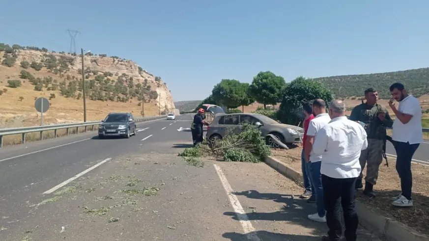 Mardin'de otomobil refüje çarptı:1 yaralı