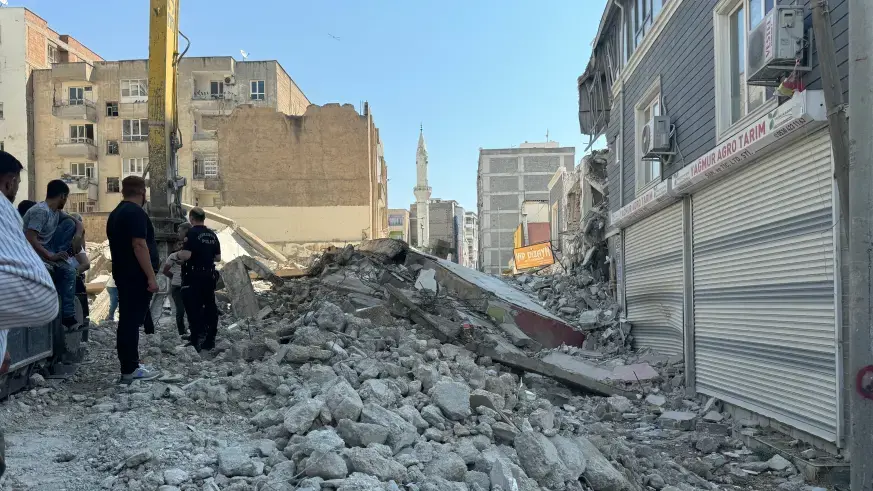 Şanlıurfa'da ağır hasarlı binanın yıkımı sırasında başka bir bina zarar gördü