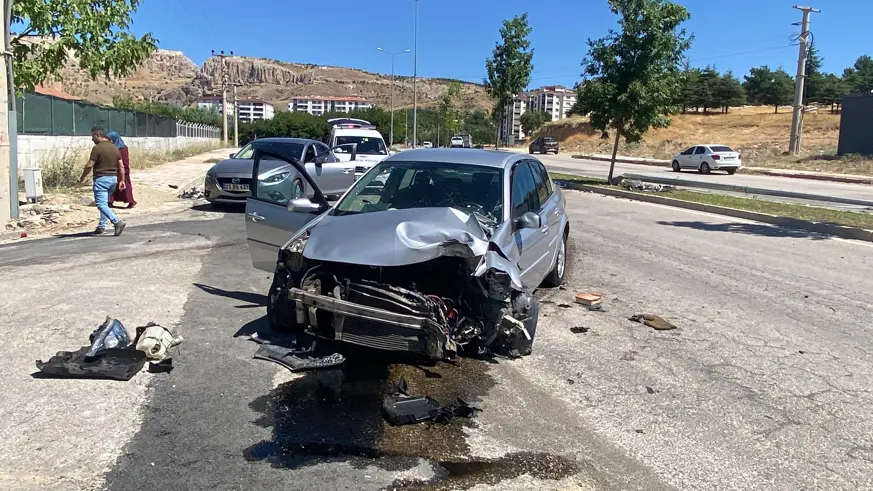 Elazığ’da otomobil aydınlatma direğine çarptı: 1 yaralı