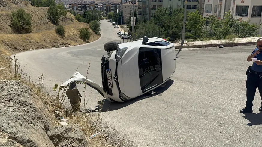 Elazığda kaza; Emniyet kemeri taktı burnu bile kanamadı