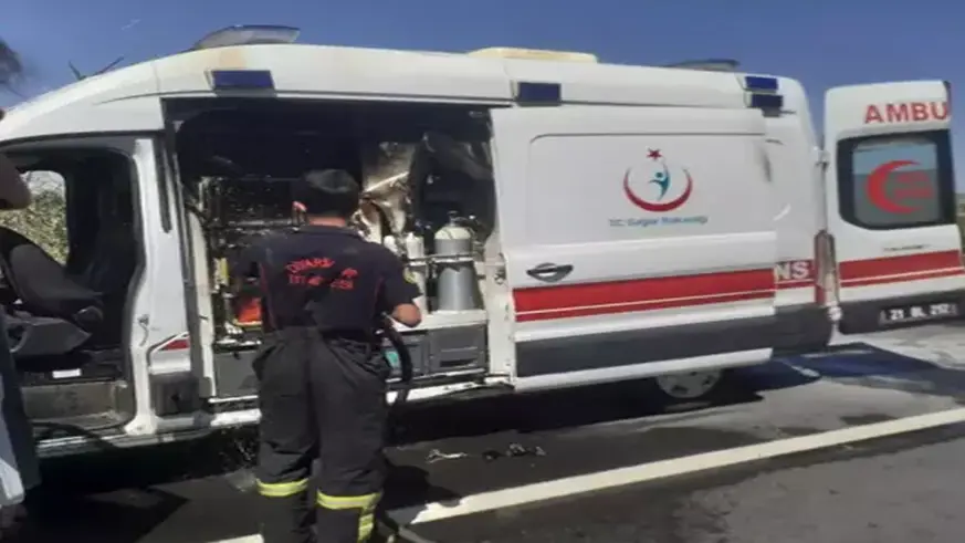 Hareket halindeki ambulans alev aldı