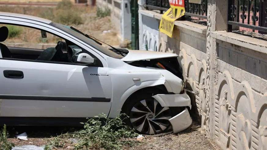 Elazığ’da otomobil bahçe duvarına çarptı: 5 yaralı