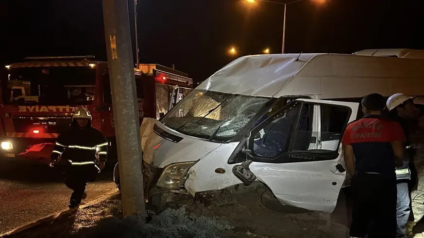 Mardin’de minibüs aydınlatma direğine çarptı: 1 yaralı