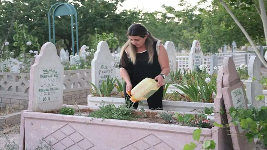 Kendi mezarını buldu, davul zurna çaldırdı! 