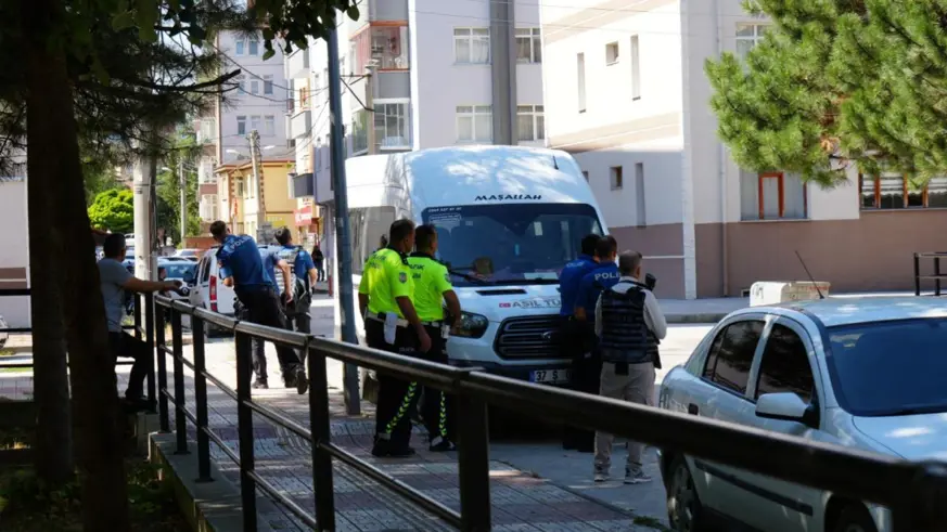 Kastamonu'da silahlı saldırgan 2 polisi yaraladı